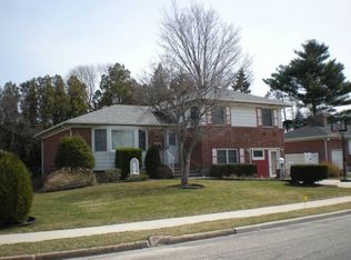 35 Brooks St W, Hicksville, NY 11801