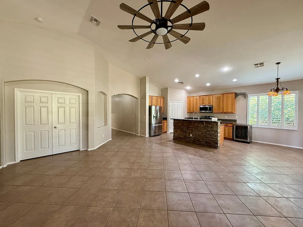 3 bed, 2.0 bath, 2133 sqft, $2,200 — Photo 4