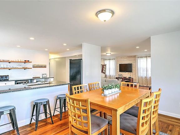 5th image of 103-105 Woodbine St