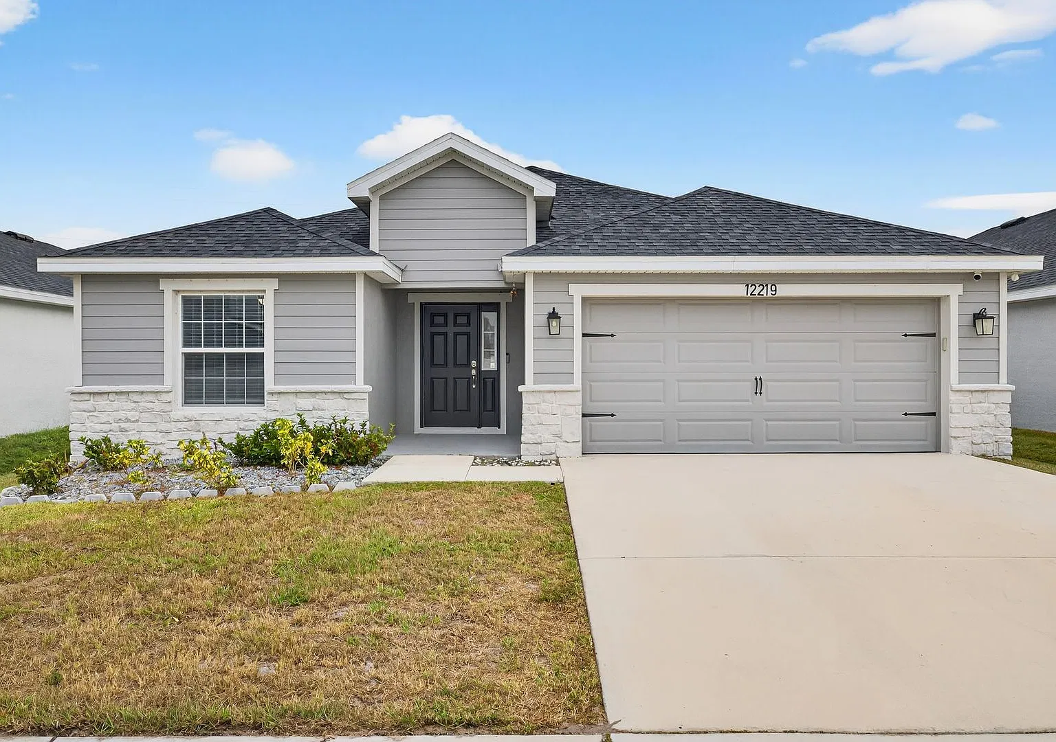New Spacious 4 Bed - W/Amenities! — Photo 2