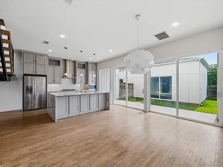 207 Adrian Dr — Photo 10