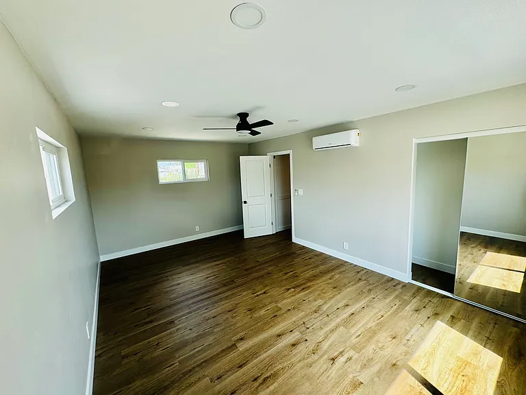 Larger Bedroom (19'X15')