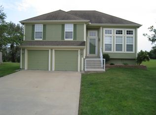 925 E Oak Crest Dr, Gardner, KS 66030
