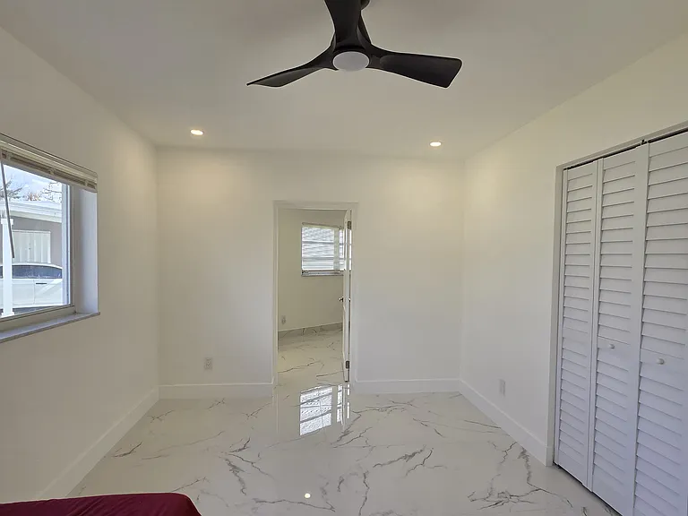 305 SE Airoso Blvd — Photo 18