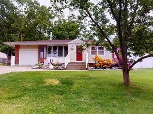 56 Seminole St, Selden, NY 11784