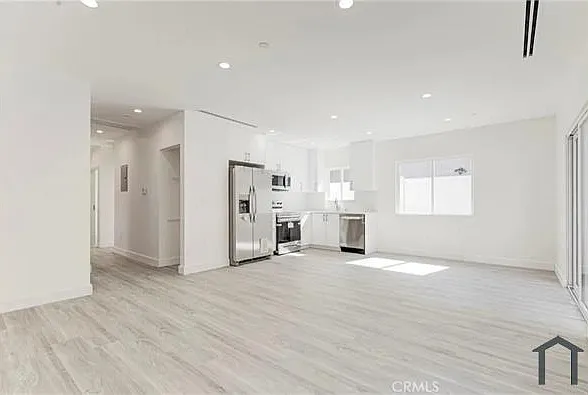715 W Hyde Park Blvd — Photo 1