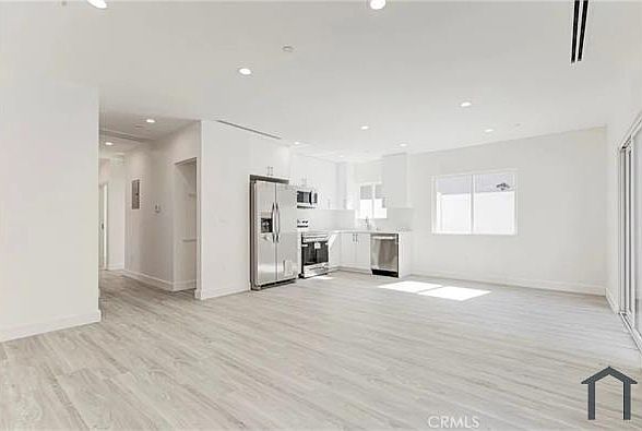 1st image of 715 W Hyde Park Blvd