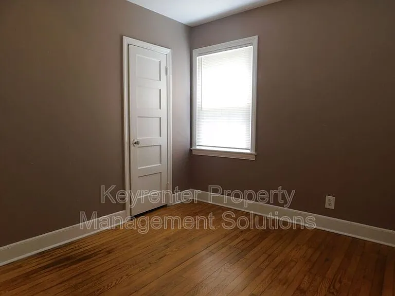 325 James Ave — Photo 27