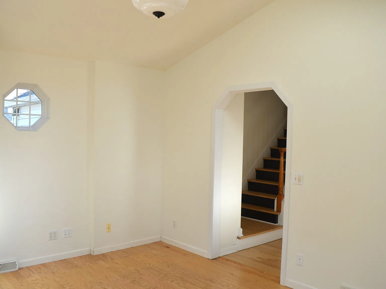2 bed, 1090 sqft, $2,095 — Photo 2