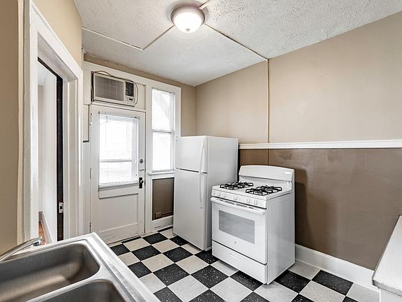 3rd image of 2464 Harney St APT 26