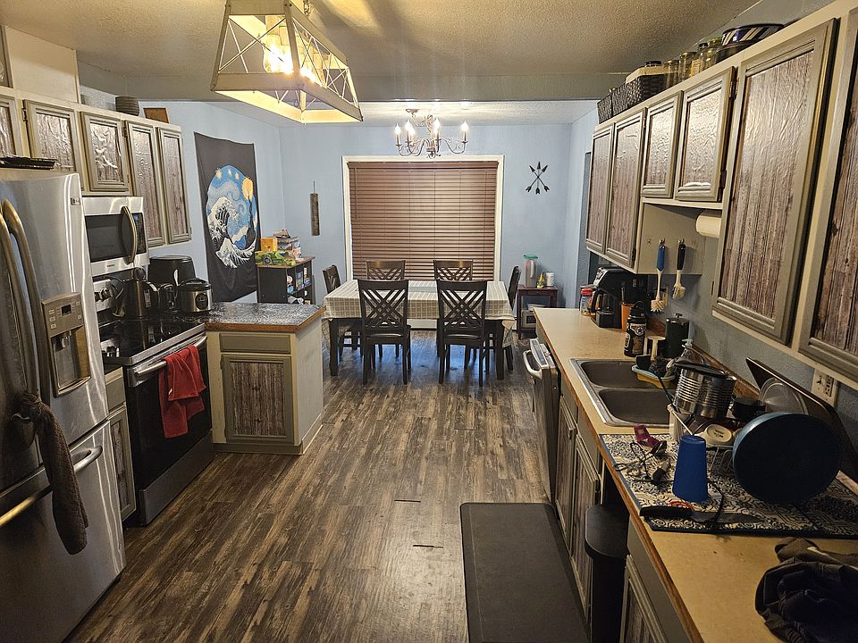 Open floor plan to kitchen and living area.