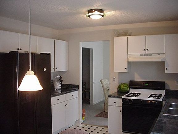 Spacious Kitchen with Appliances!
