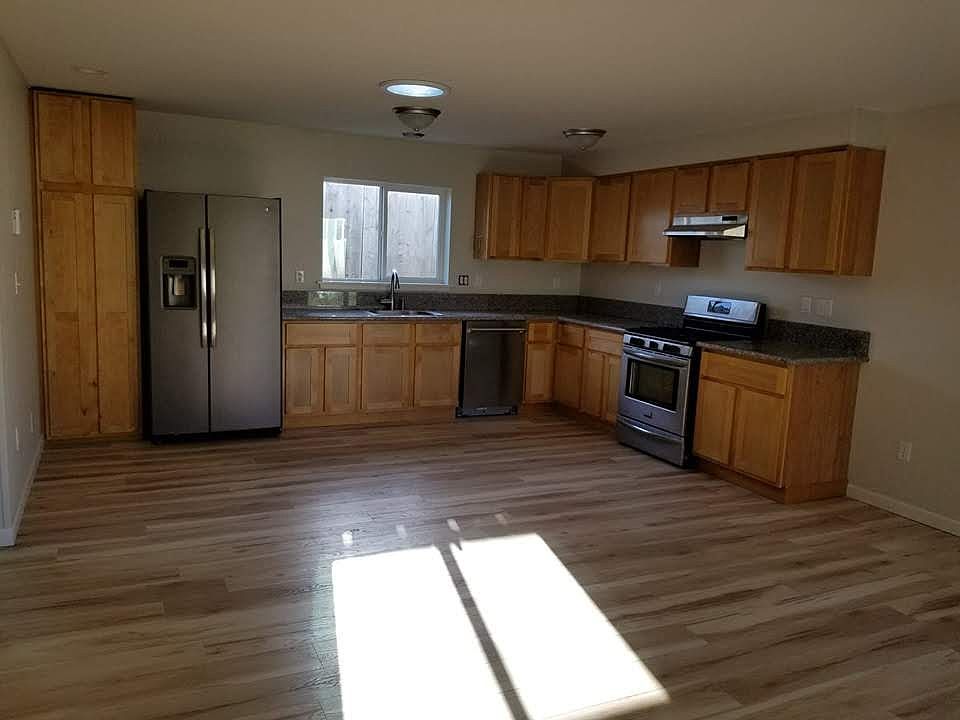 Kitchen includes stainless appliances