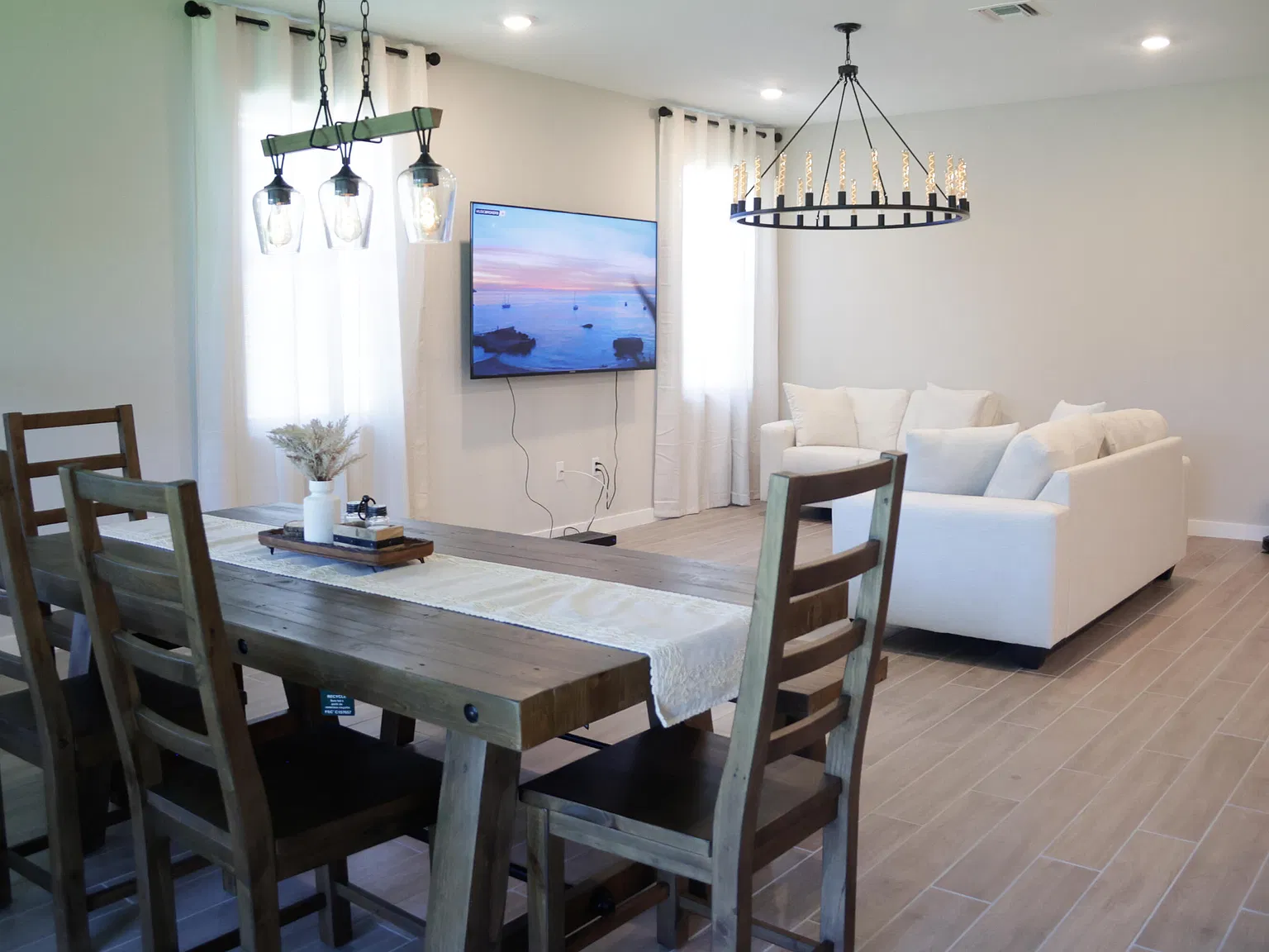 3 bed, 2.0 bath, 1808 sqft, $3,250 — Photo 2