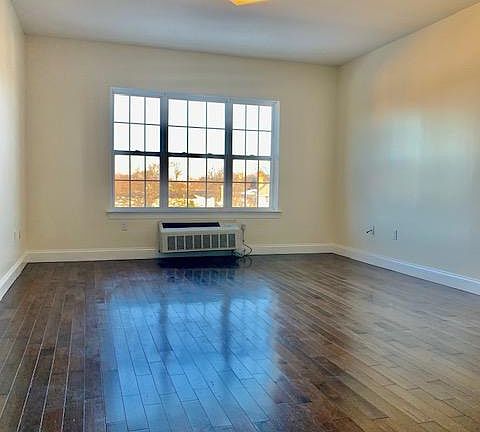 2nd image of 112 Glenwood Ave #10