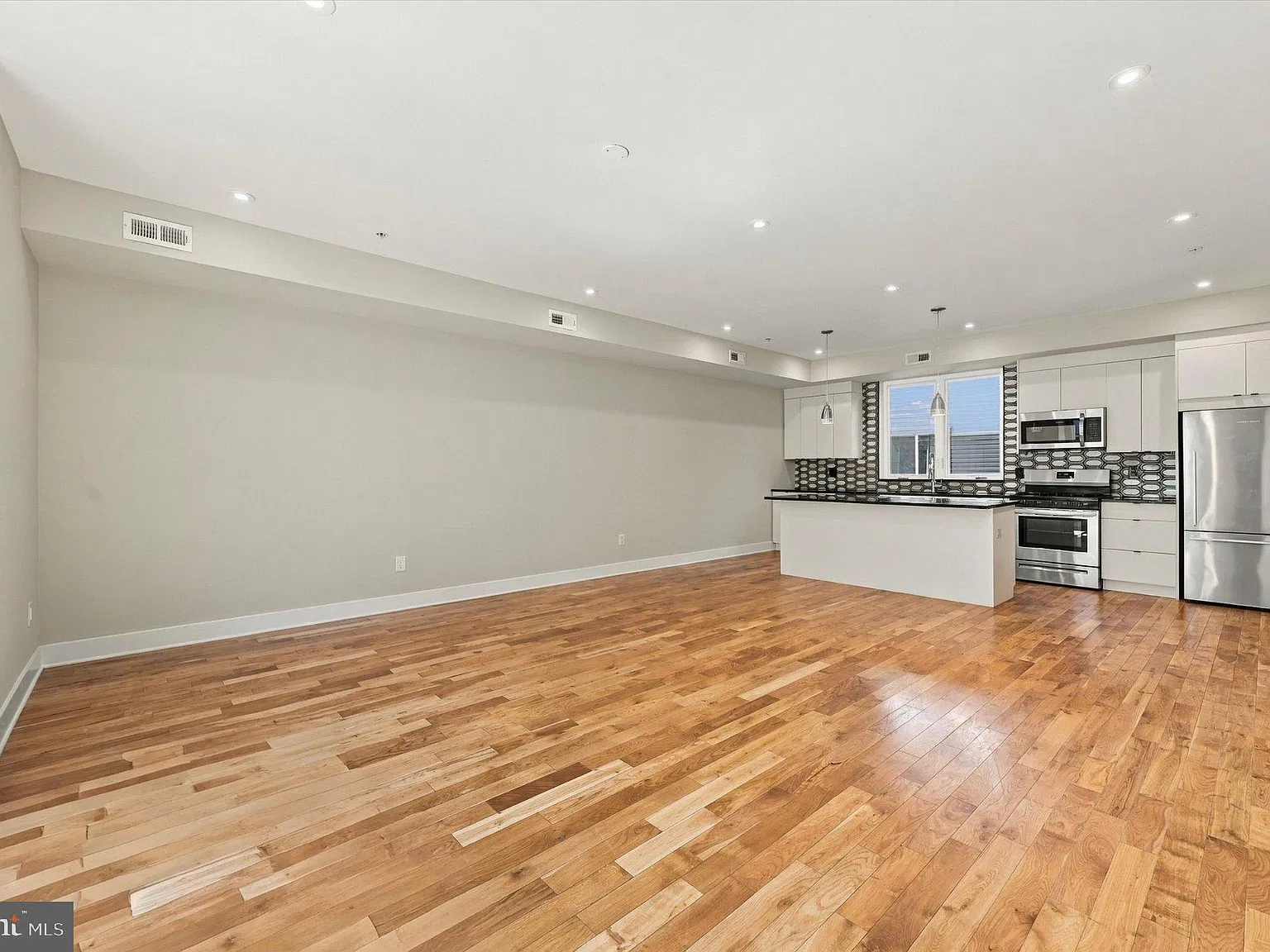 2 bed, 1.0 bath, 800 sqft, $1,800 — Photo 2