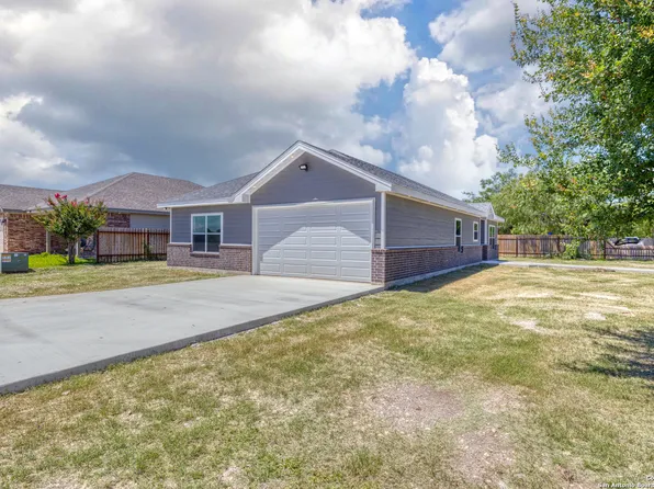 17 Garza Ct, Uvalde, TX 78801