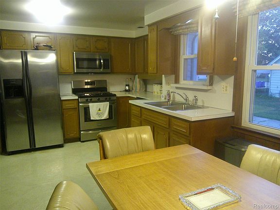 3rd image of 28710 Revere Ave