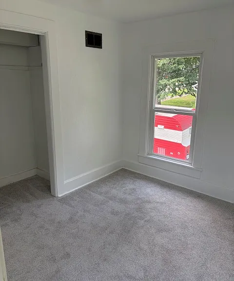 736 N Ottawa Ave — Photo 3