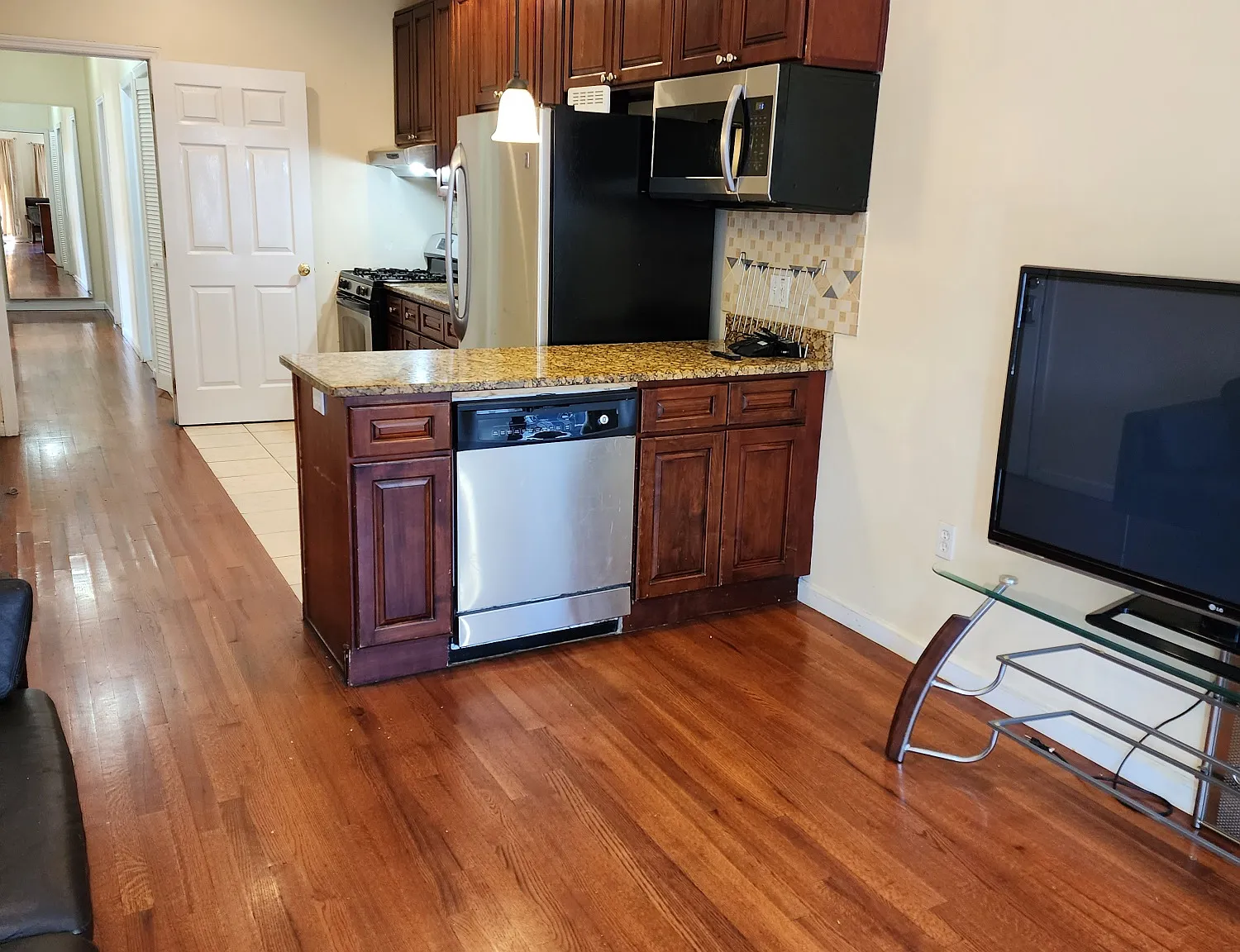 3 bed, 1200 sqft, $3,600 — Photo 2