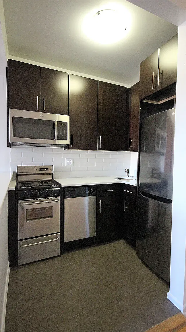 906 Amsterdam Ave — Photo 4