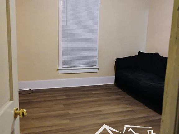 3rd image of 32 E Cotton St #1/2