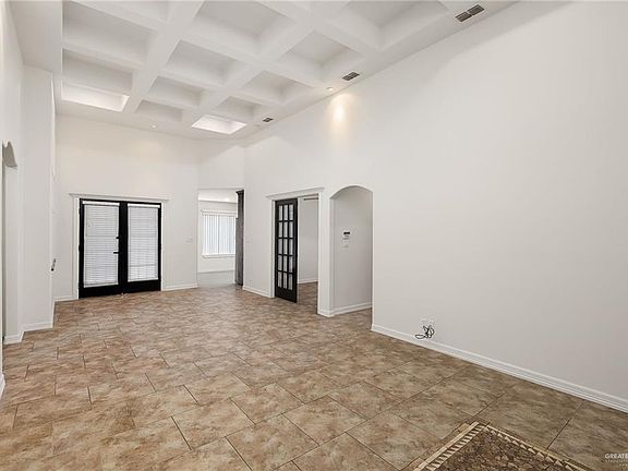 5th image of 300 Diamond St