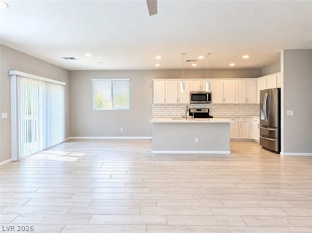 3 bed, 2.5 bath, 2299 sqft, $2,295 — Photo 3