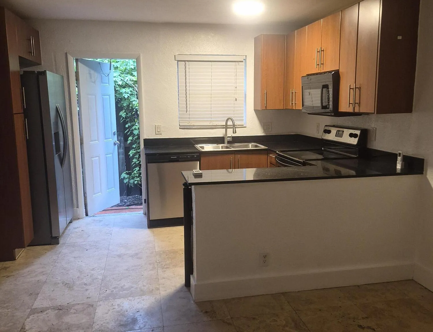 1 bed, 1.0 bath, 566 sqft, $1,900 — Photo 3