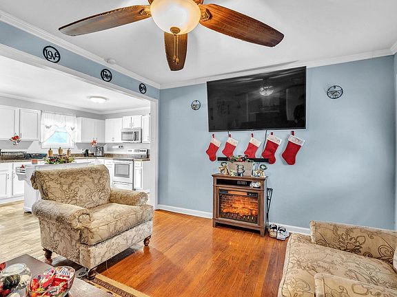 5th image of 207 Blossom Dr