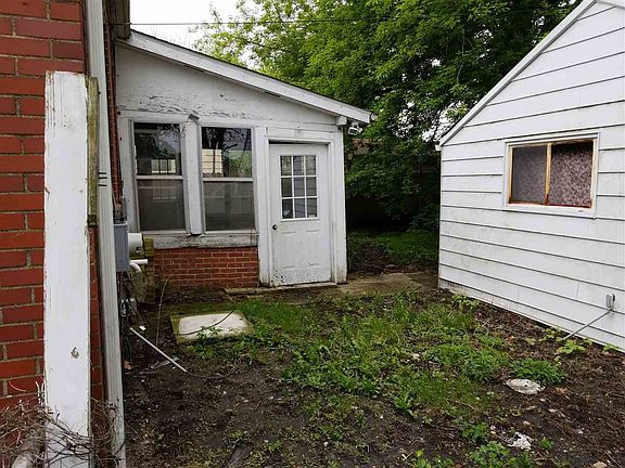 3rd image of 753 S Gladstone Ave