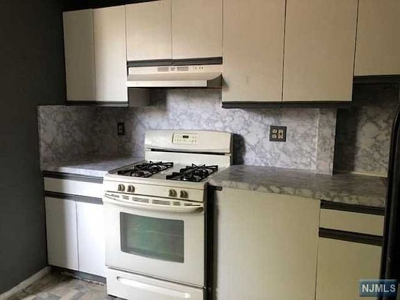 5th image of 71 Winfield Ave
