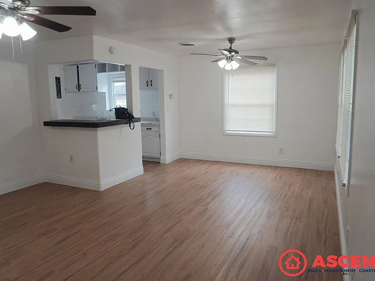 3108 Oak Pl — Photo 2