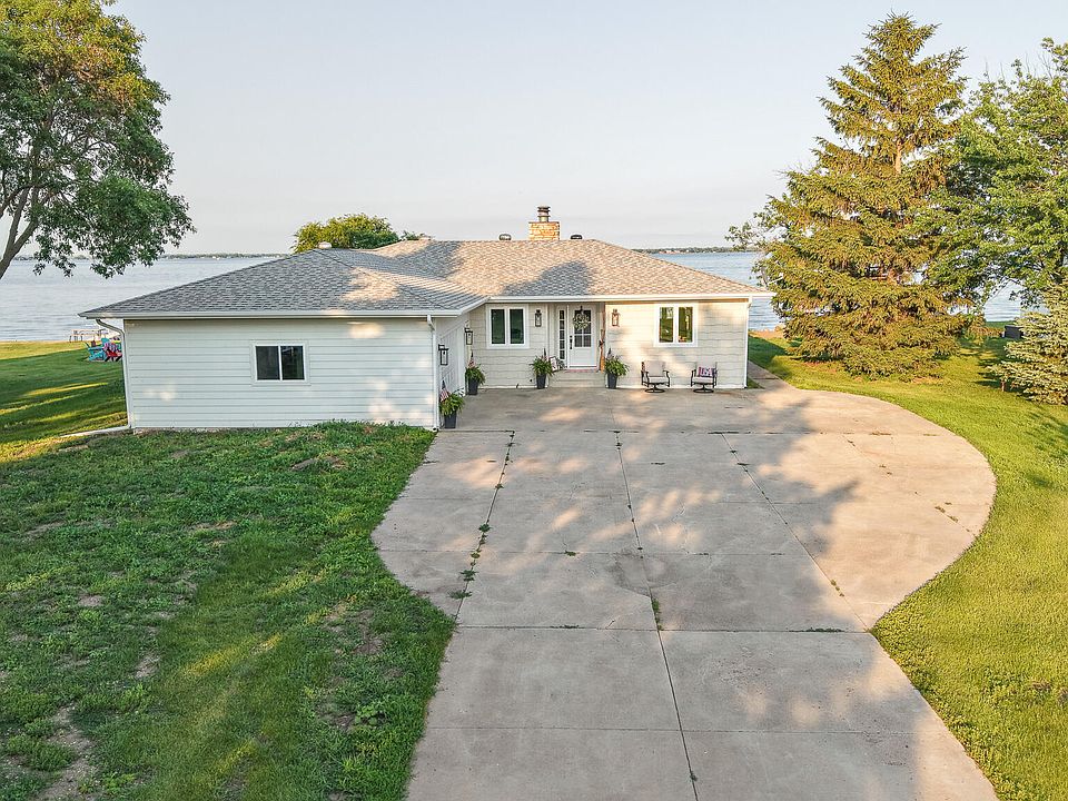 1st image of 816 N Lake Dr