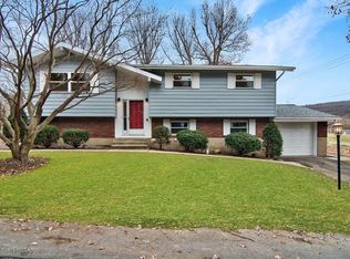 620 E Mountain Lake Dr, Bear Creek Township, PA 18702