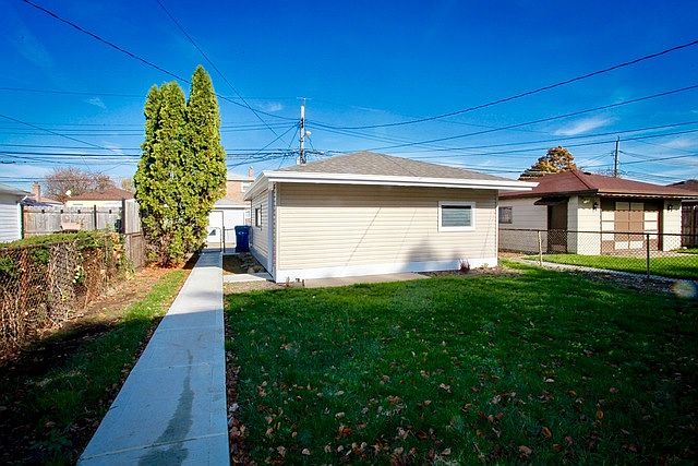 2nd image of 3910 W 82nd Pl