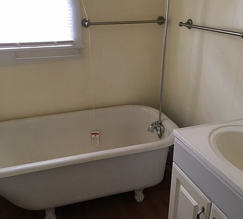 Claw foot tub