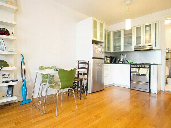 4th image of 208 Evergreen Ave APT 3R