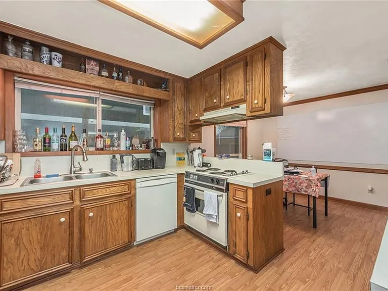 1203 Hardwood Ln — Photo 6