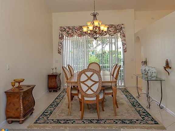 Large Dining room for Entertainment