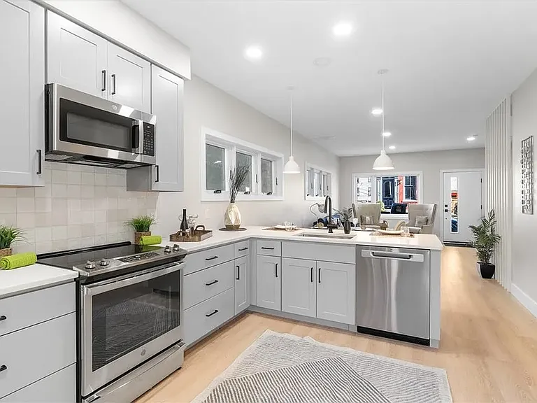 1213 Boyle St — Photo 2