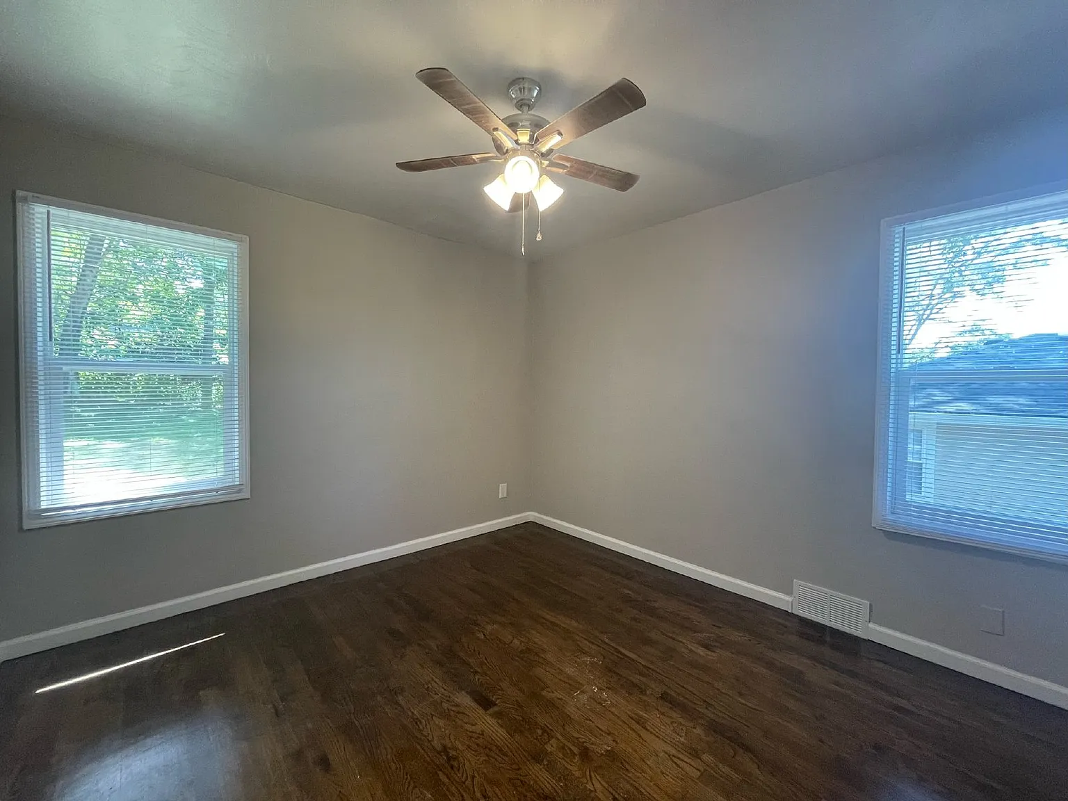 3 bed, 1.0 bath, 864 sqft, $1,450 — Photo 3