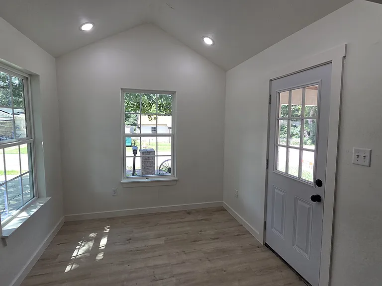 704 W Avenue B — Photo 10