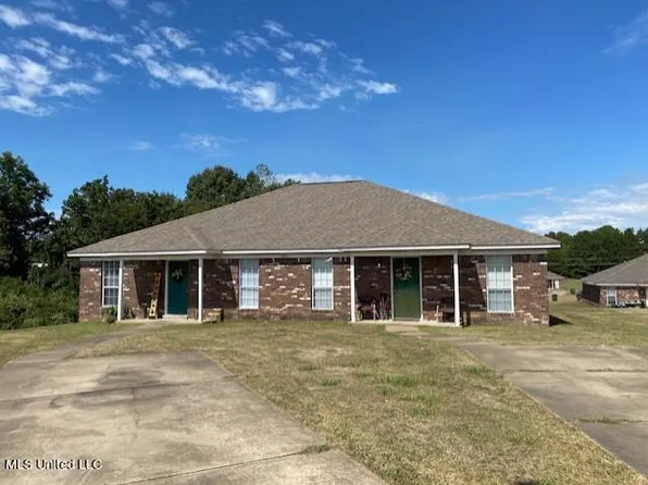 306 Lisa Cv #A & B, Senatobia, MS 38668