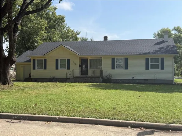 945 S Sycamore St, Ottawa, KS 66067