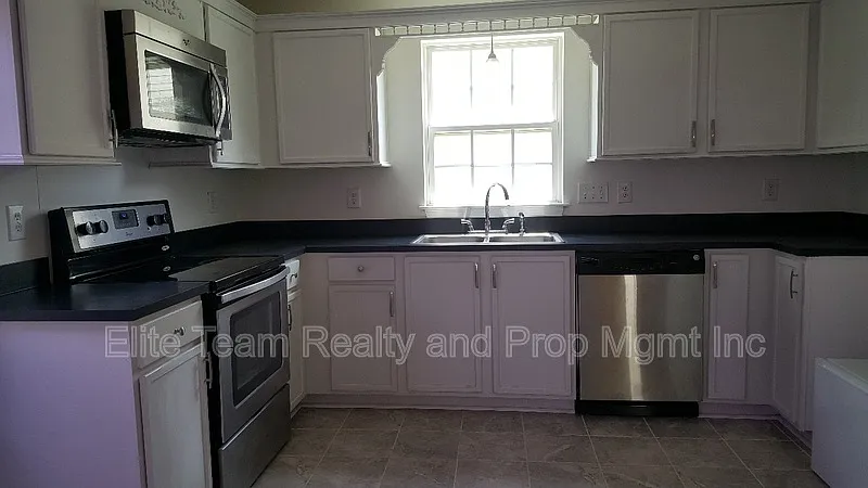 4 bed, 2.5 bath, 1975 sqft, $1,975 — Photo 3