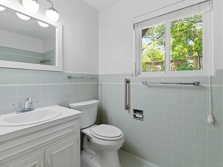 2802 Pecos St — Photo 23