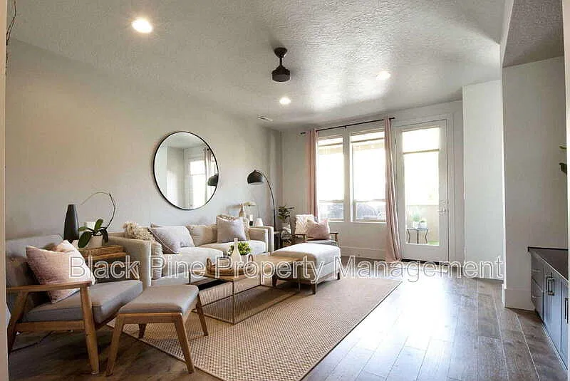 3 bed, 3.0 bath, 2220 sqft, $2,995 — Photo 4