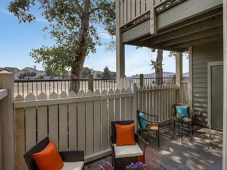 185 Lakeshore Ct — Photo 6