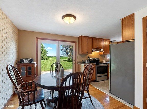 Gleaming hardwood floors and a beautiful view of the back yard through the atrium doors!
